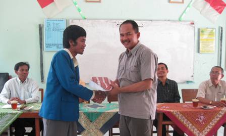 Perwakilan Mahasiswa PPL Memberikan Cinderamata kepada Drs. Suharto Kepala Sekolah MAN Pakem Usai Penarikan